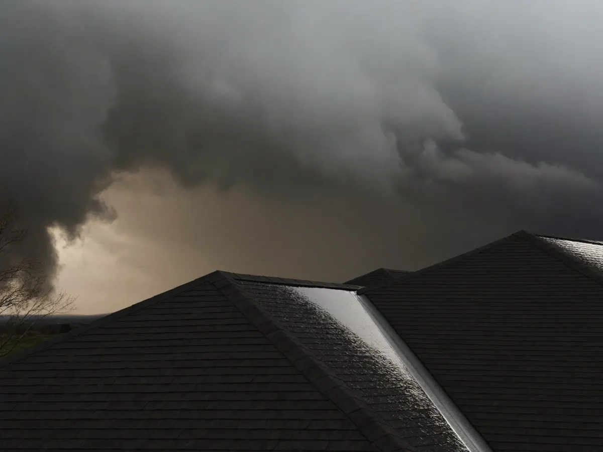 Documentación de daños por tormenta con dron en un techo de Raleigh